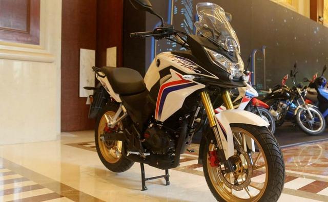 Honda has unveiled a small, dual-purpose sports tourer at the China International Motorcycle Trade Exhibition in Chonqing. Called the 'Fight Hawk',  the CBF190X seems to be targeted at the premium commuter segment with some 'adventure' styling bits thrown in, rather than being a serious tourer. That said, the CBF190X looks inspired from larger capacity sports-tourers and will certainly find fans in the mass market segments.