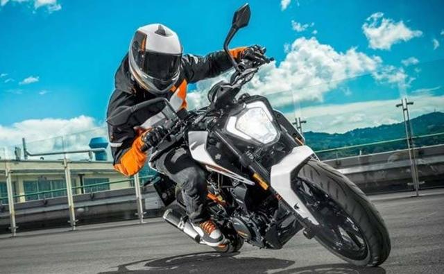 KTM has now officially revealed the new 250 Duke, close on the heels of making the global debut of the KTM 390 Duke at the 2016 EICMA motorcycle show in Milan recently. The 250 Duke though will not make it to India and has been built exclusively for South East Asian markets.