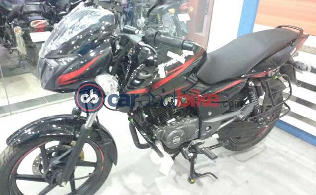 At the moment, Bajaj is one of the busiest two-wheeler manufacturers in the country. It recently announced that it will be launching the Dominar 400 (Yes! The name is confirmed) on December 15, 2016, a few days from now. Apart from that, it has also announced that it will soon launch the updated range of Pulsars (Pulsar 150, Pulsar 180 and the Pulsar 220F) across the country, possibly before the year ends. From what we gather, the updated Pulsar 150 has already reached showrooms in Mumbai (Delhi is yet to get them).