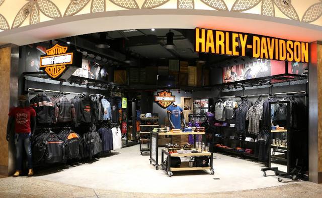 Harley-Davidson recently inaugurated its first ever merchandise-only showroom at Terminal 2 of the Mumbai airport. The American manufacturer says that its an endeavour to reach out to more and more people and make them aware of the Harley way of life.