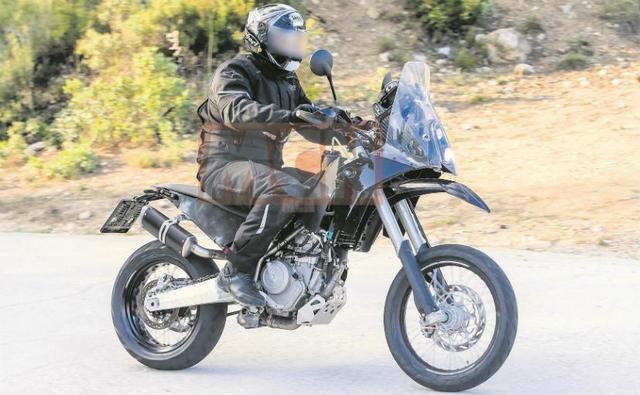 Looks like KTM is carrying out tests on a prototype of the upcoming KTM 390 Adventure, the mini-adventure bike based on the KTM 390 Duke. Spy shots of the upcoming KTM 390 Adventure being tested have surfaced again.