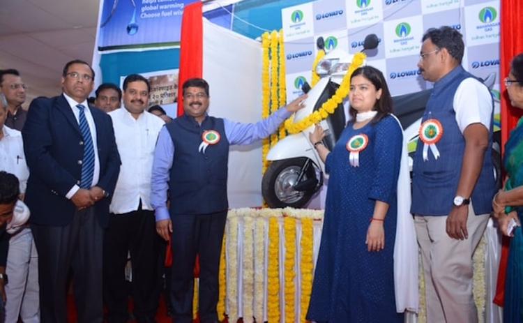 CNG kits for two wheelers have been much talked about and are now finally being made available for two wheelers. Mahanagar Gas Limited (MGL) in association with Eco Fuel (Indian Partners of Lovato, Italy) have launched CNG-fueled two-wheelers in the country, in order to offer a more economical fuel option with lesser emissions.