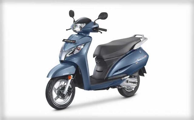 Honda Motorcycle & Scooter India has launched the 2017 version of the Activa 125 with a host of updates. The look of the scooter is more or less the same, with the chrome plate on the front apron. The only change is that the front end also houses new LED position lamps and a bigger Honda Two Wheeler badge up front. Honda says that this is the first automatic scooter which gets both, a BS IV engine and auto headlamp on (AHO).