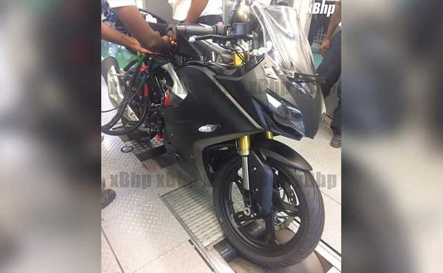 The TVS Apache RR 310S is based on the BMW G 310 R. The G 310 R is a product of the TVS-BMW long-term cooperation, and built at the TVS manufacturing plant for the world.