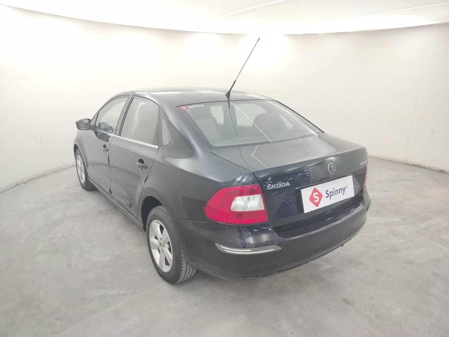 View 2015 Skoda Rapid 1.5 TDI CR Elegance AT Image 3 Used 2015 Skoda Rapid 1.5 TDI CR Elegance AT Image 3