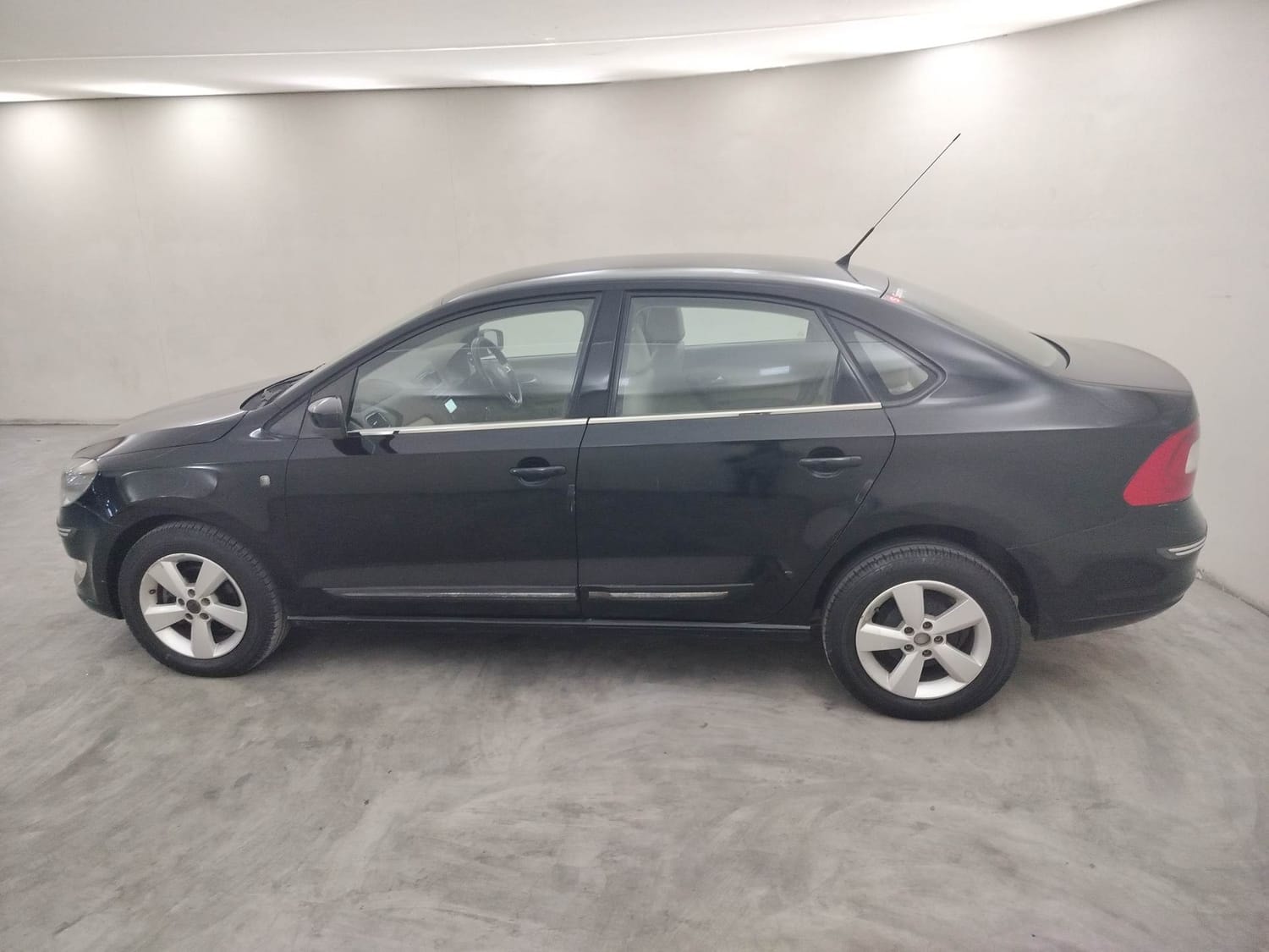 View 2015 Skoda Rapid 1.5 TDI CR Elegance AT Image 2 Used 2015 Skoda Rapid 1.5 TDI CR Elegance AT Image 2