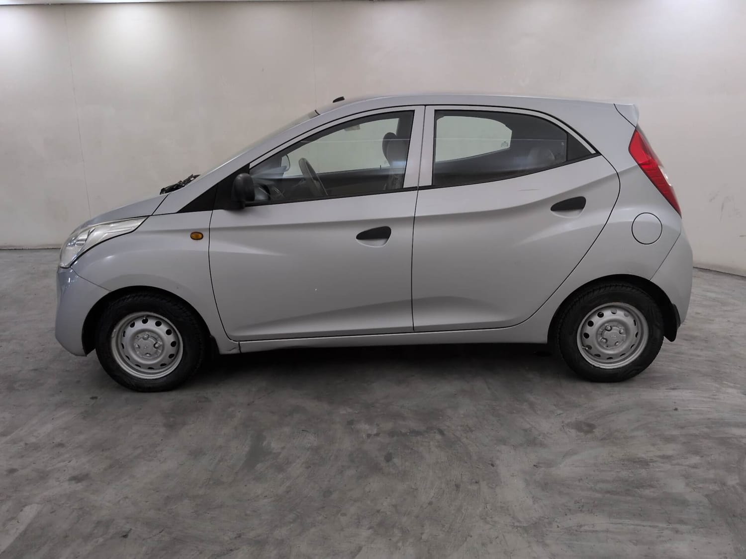 View 2018 Hyundai EON Era Plus Image 2 Used 2018 Hyundai EON Era Plus Image 2