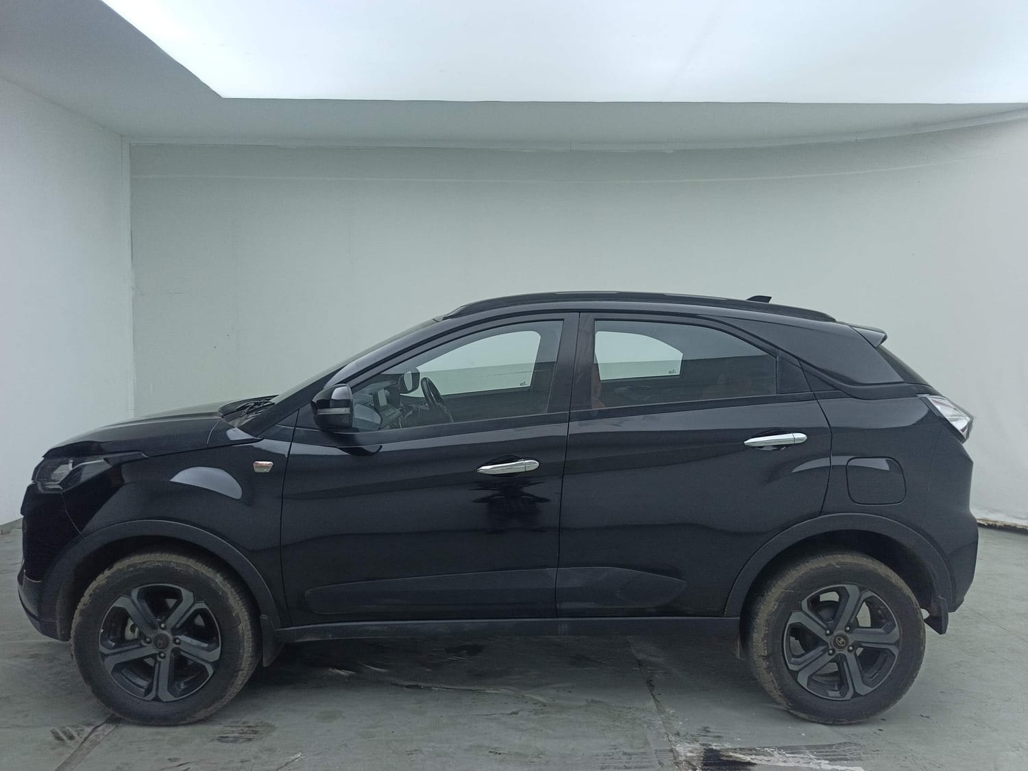 View 2023 Tata Nexon Revotorq XZA Plus Luxs AMT Red Dark Edition Image 2 Used 2023 Tata Nexon Revotorq XZA Plus Luxs AMT Red Dark Edition Image 2
