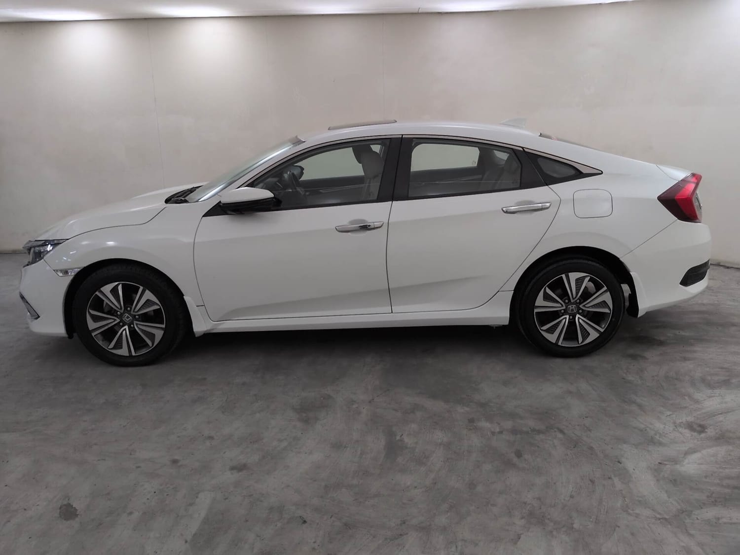 View 2019 Honda Civic ZX MT Diesel Image 2 Used 2019 Honda Civic ZX MT Diesel Image 2