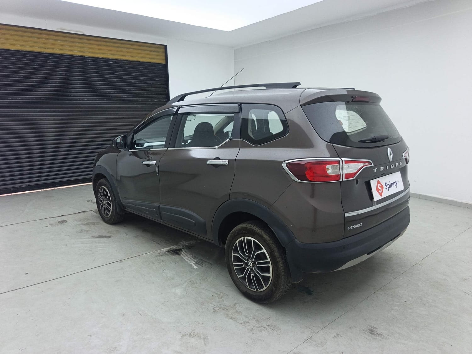 View 2022 Renault Triber RXZ AMT Image 3 Used 2022 Renault Triber RXZ AMT Image 3