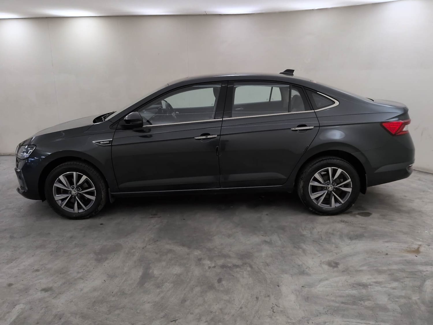 View 2023 Skoda Slavia Style 1.0 TSI AT Image 2 Used 2023 Skoda Slavia Style 1.0 TSI AT Image 2