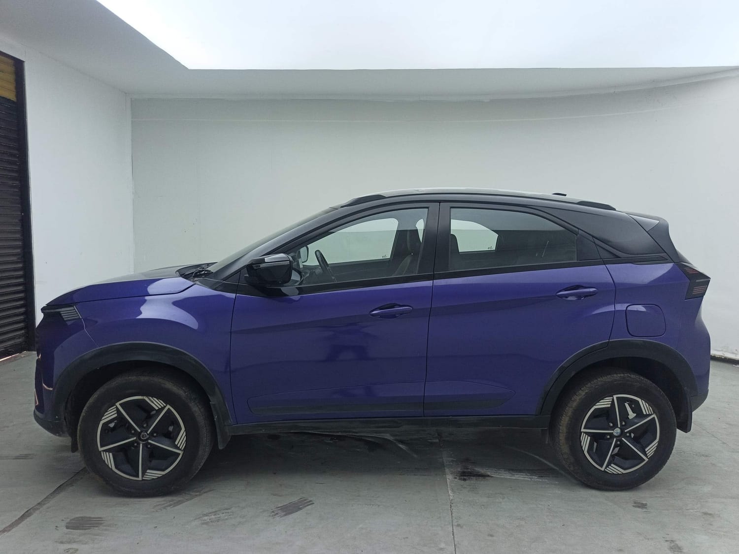 View 2023 Tata Nexon Revotron XE Image 2 Used 2023 Tata Nexon Revotron XE Image 2