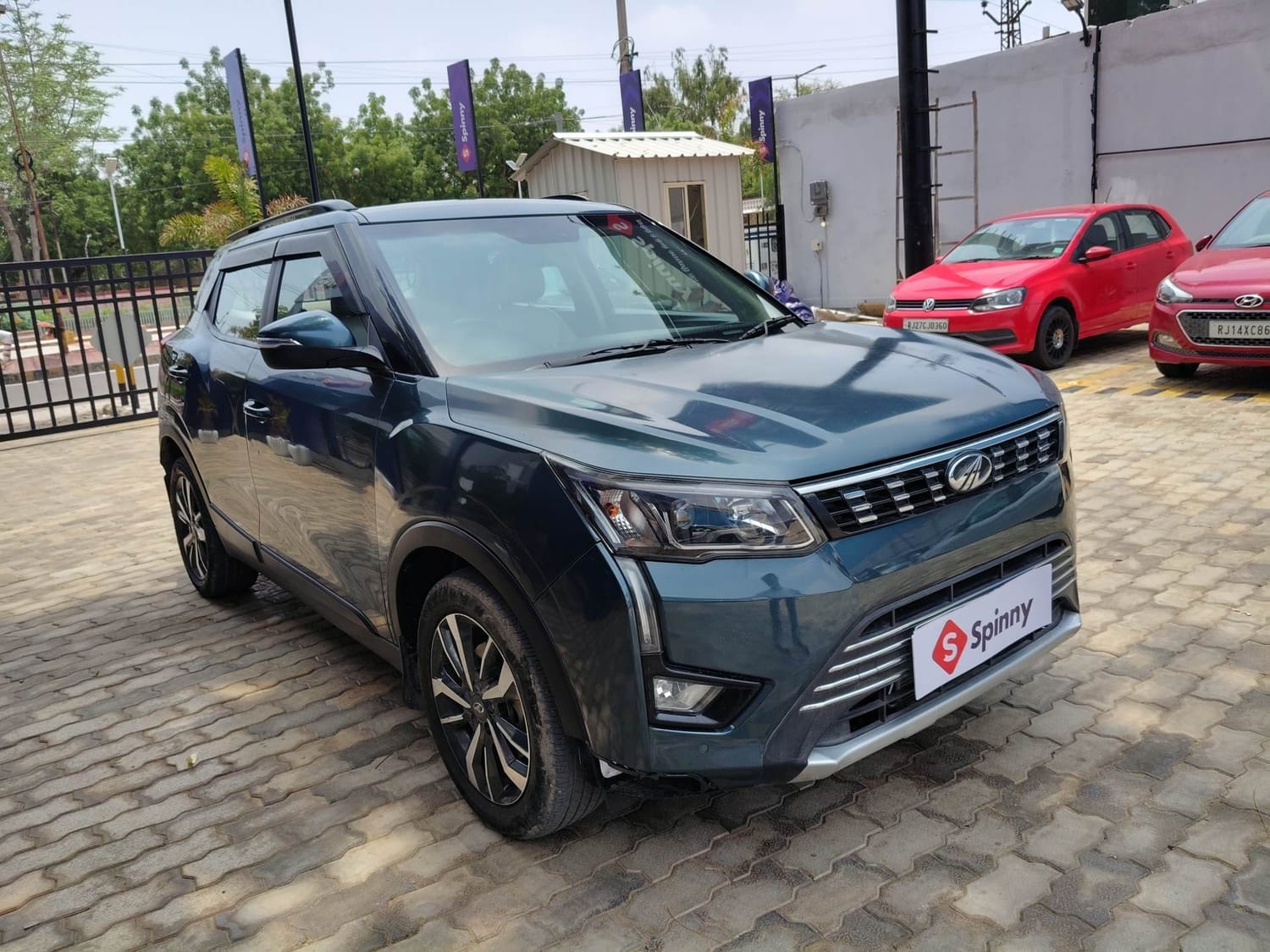 View 2021 Mahindra XUV300 W4 Petrol BS IV Image 7 Used 2021 Mahindra XUV300 W4 Petrol BS IV Image 7