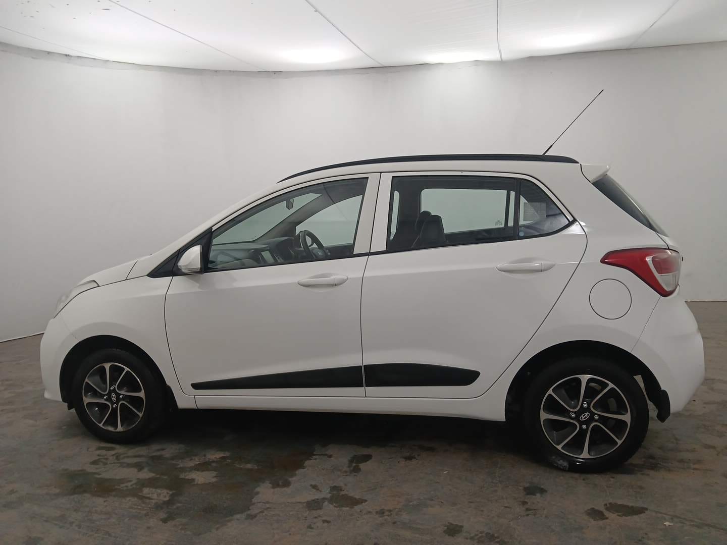 View 2017 Hyundai Grand i10 1.2 Sportz Petrol AT Image 2 Used 2017 Hyundai Grand i10 1.2 Sportz Petrol AT Image 2