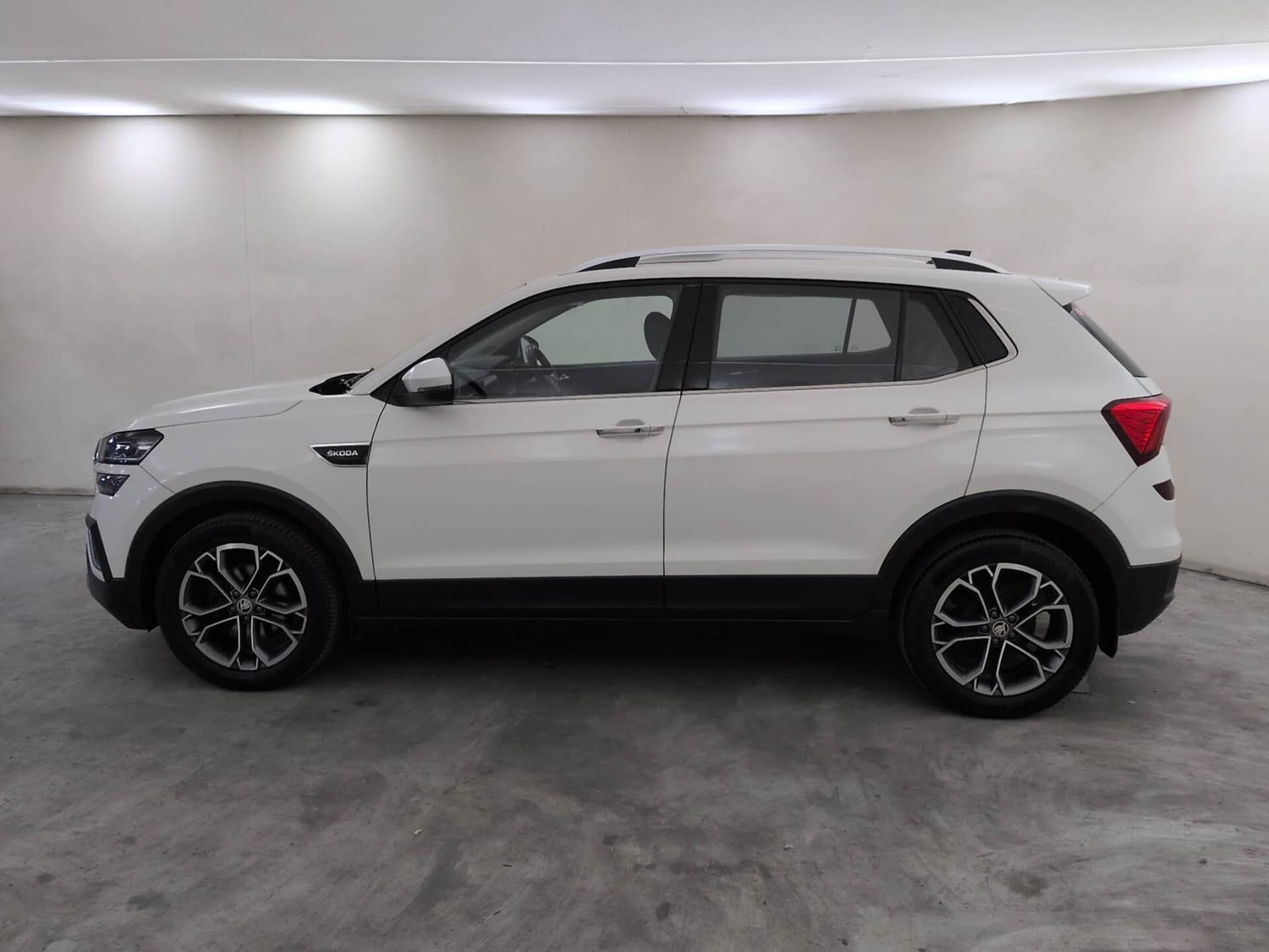 View 2021 Skoda Kushaq Style 1.0 TSI MT Image 2 Used 2021 Skoda Kushaq Style 1.0 TSI MT Image 2