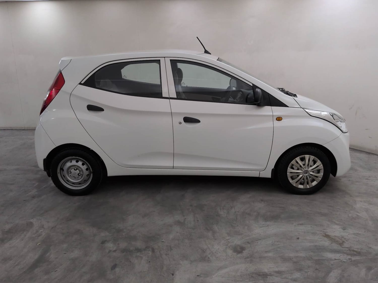 View 2018 Hyundai EON Era Plus Image 6 Used 2018 Hyundai EON Era Plus Image 6