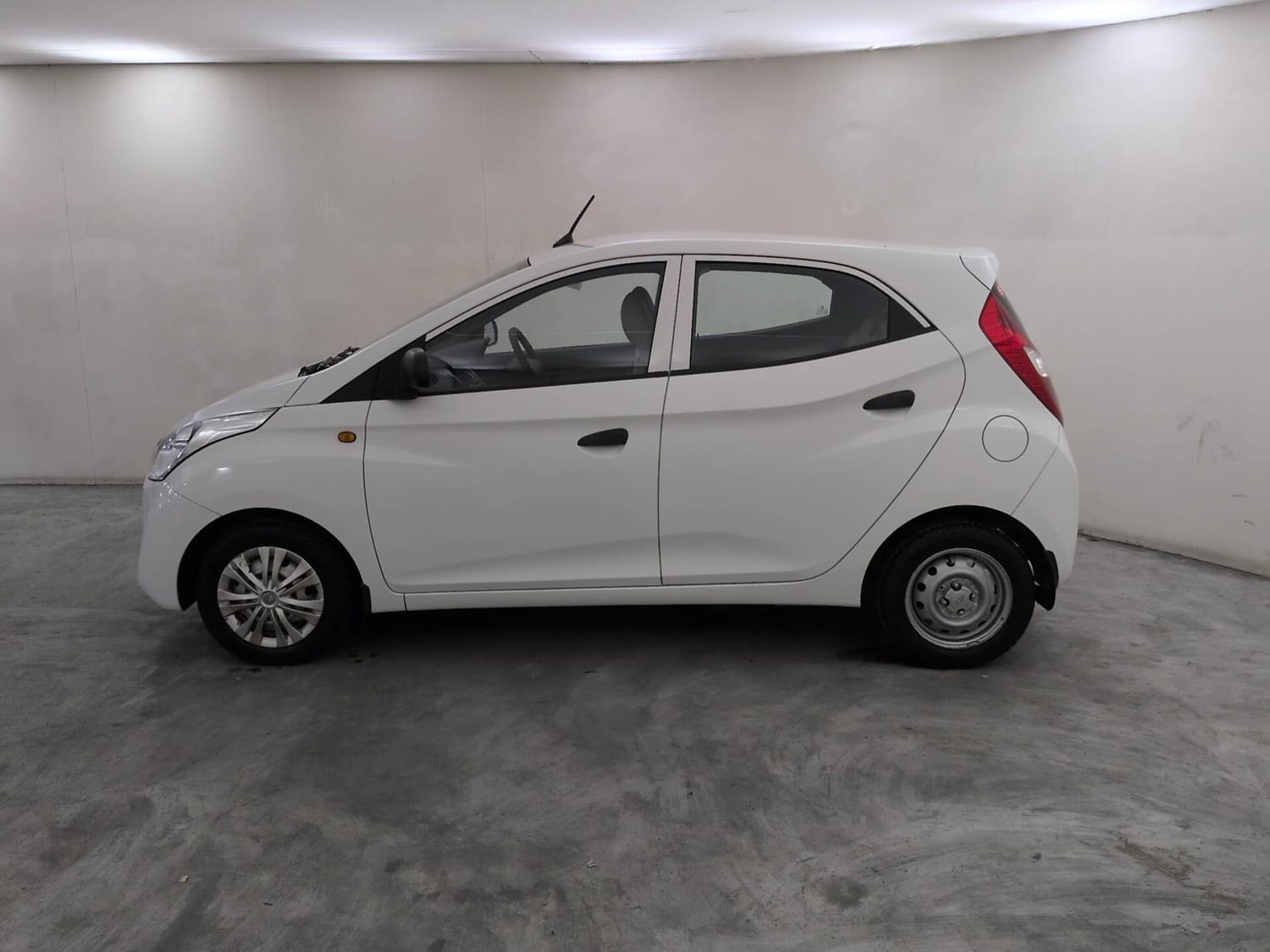 View 2018 Hyundai EON Era Plus Image 2 Used 2018 Hyundai EON Era Plus Image 2