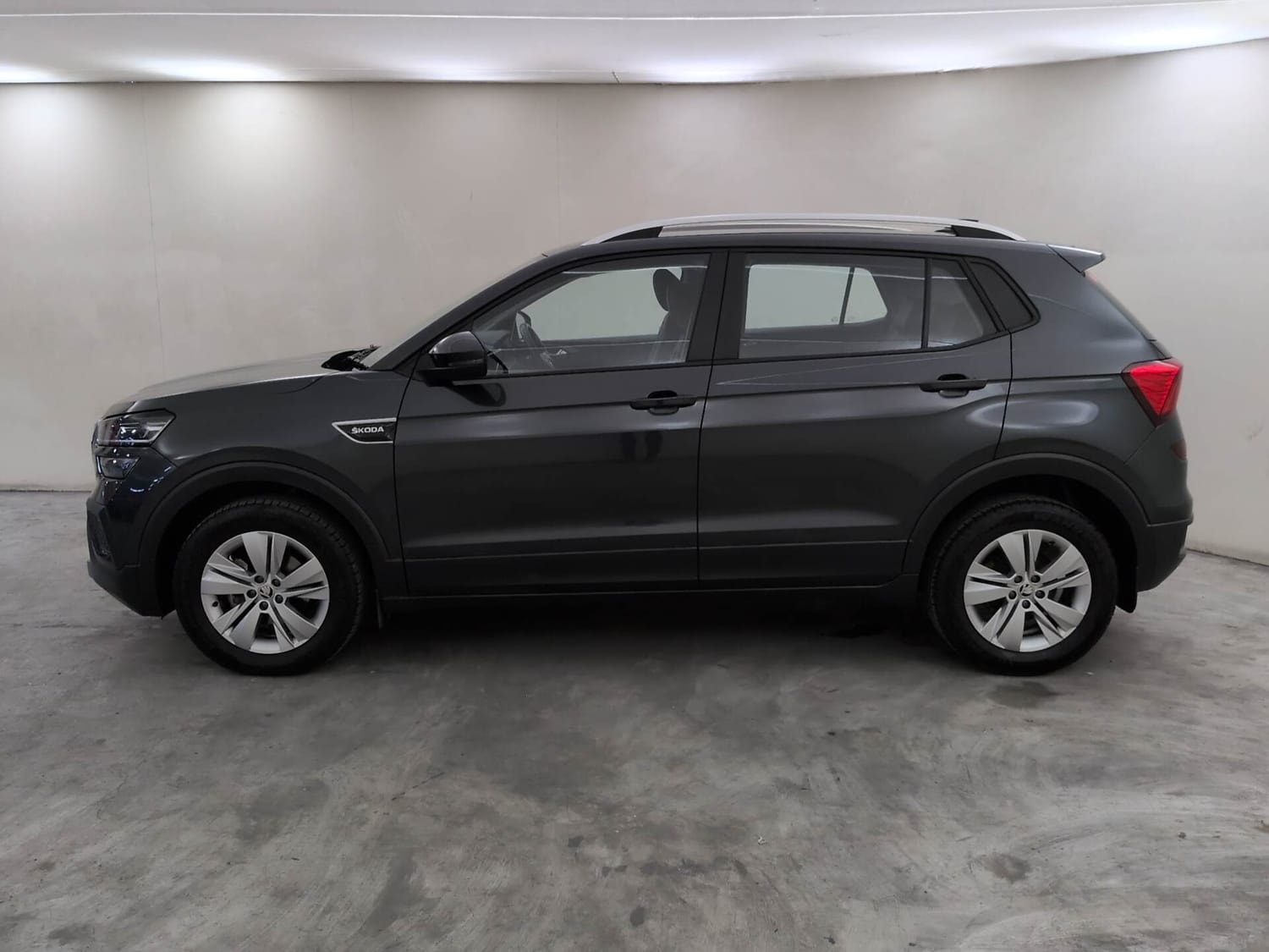 View 2023 Skoda Kushaq Ambition 1.0 TSI MT Image 2 Used 2023 Skoda Kushaq Ambition 1.0 TSI MT Image 2