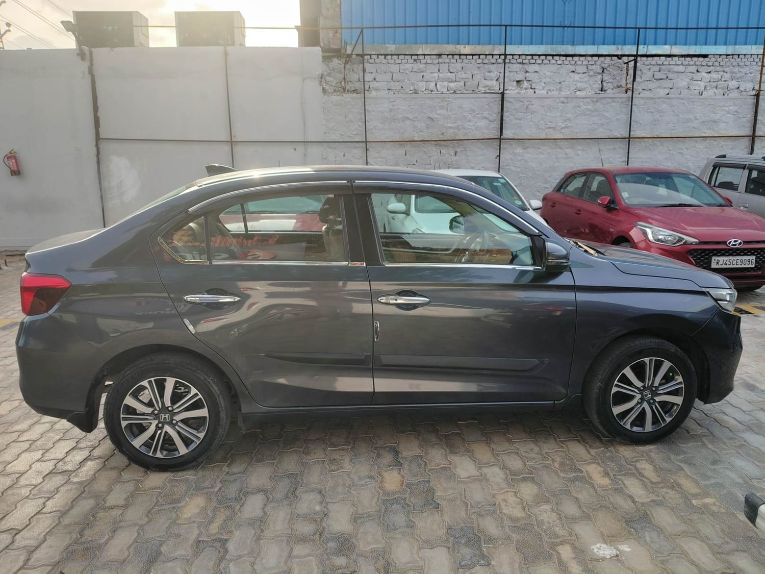 View 2023 Honda Amaze VX CVT Petrol BS IV Image 6 Used 2023 Honda Amaze VX CVT Petrol BS IV Image 6
