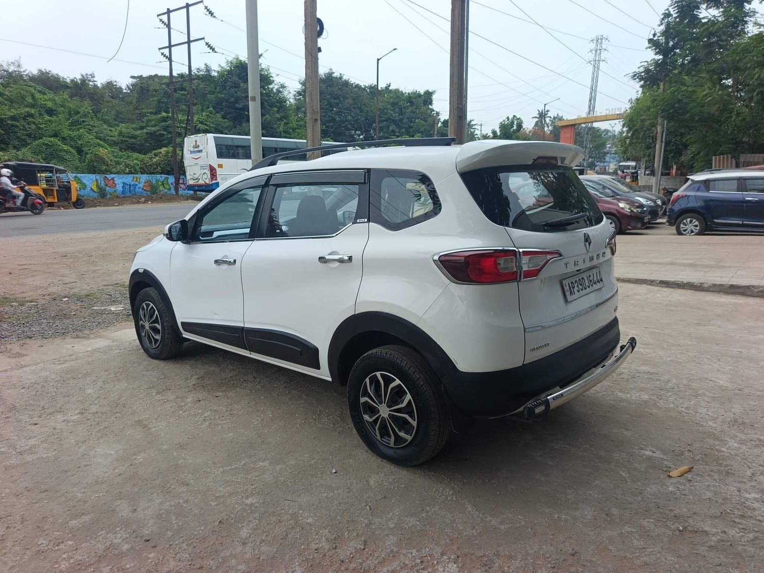 View 2019 Renault Triber RXZ Image 3 Used 2019 Renault Triber RXZ Image 3