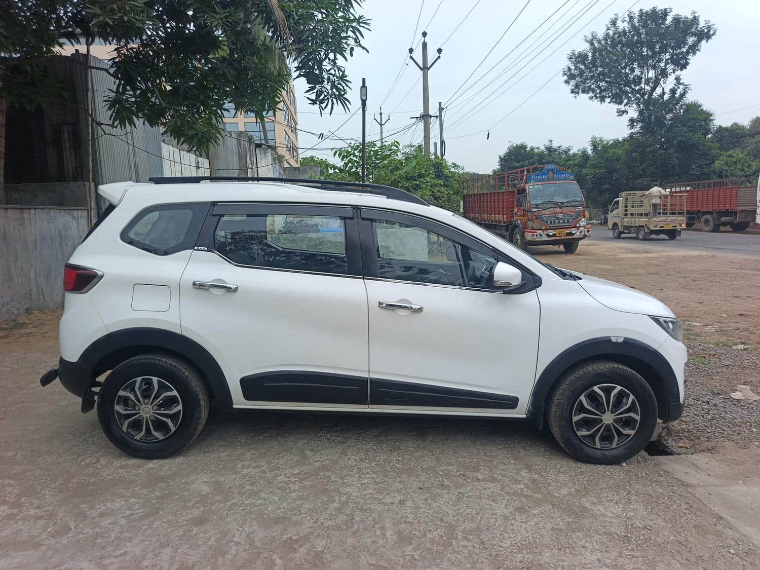 View 2019 Renault Triber RXZ Image 6 Used 2019 Renault Triber RXZ Image 6