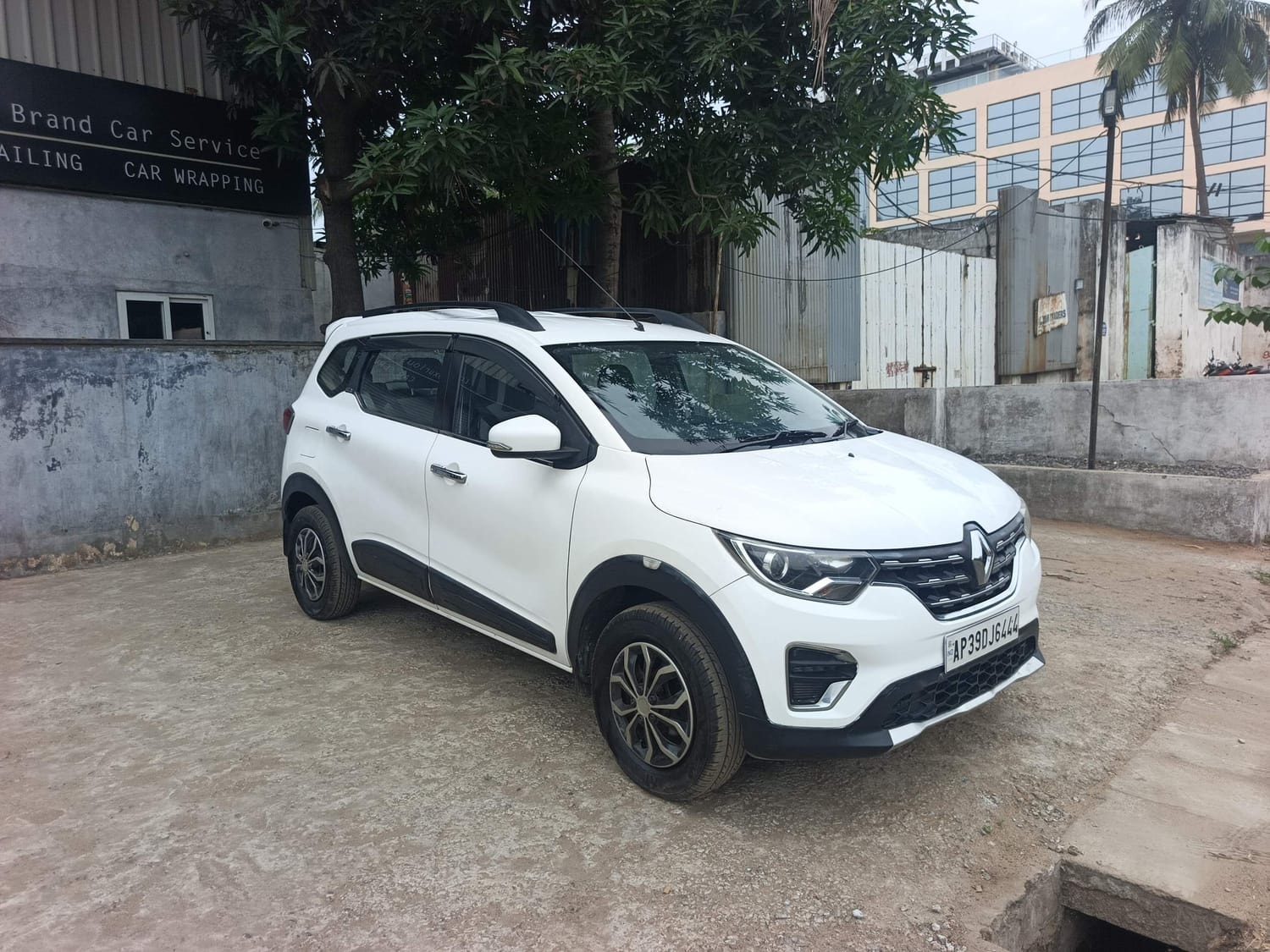 View 2019 Renault Triber RXZ Image 7 Used 2019 Renault Triber RXZ Image 7