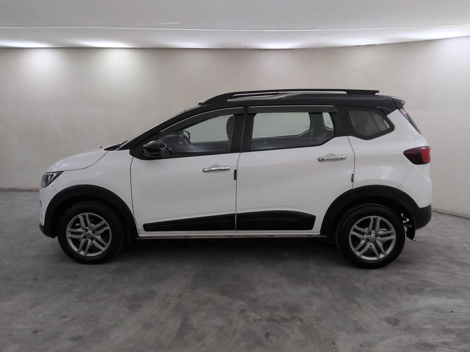 View 2021 Renault Triber RXZ Dual Tone Image 2 Used 2021 Renault Triber RXZ Dual Tone Image 2