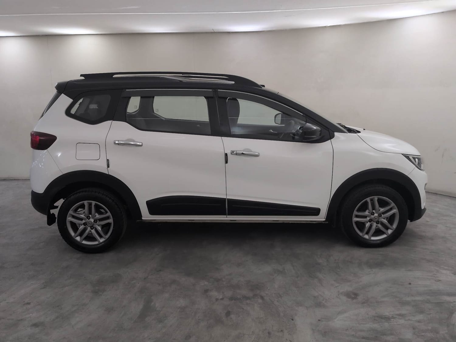 View 2021 Renault Triber RXZ Dual Tone Image 6 Used 2021 Renault Triber RXZ Dual Tone Image 6