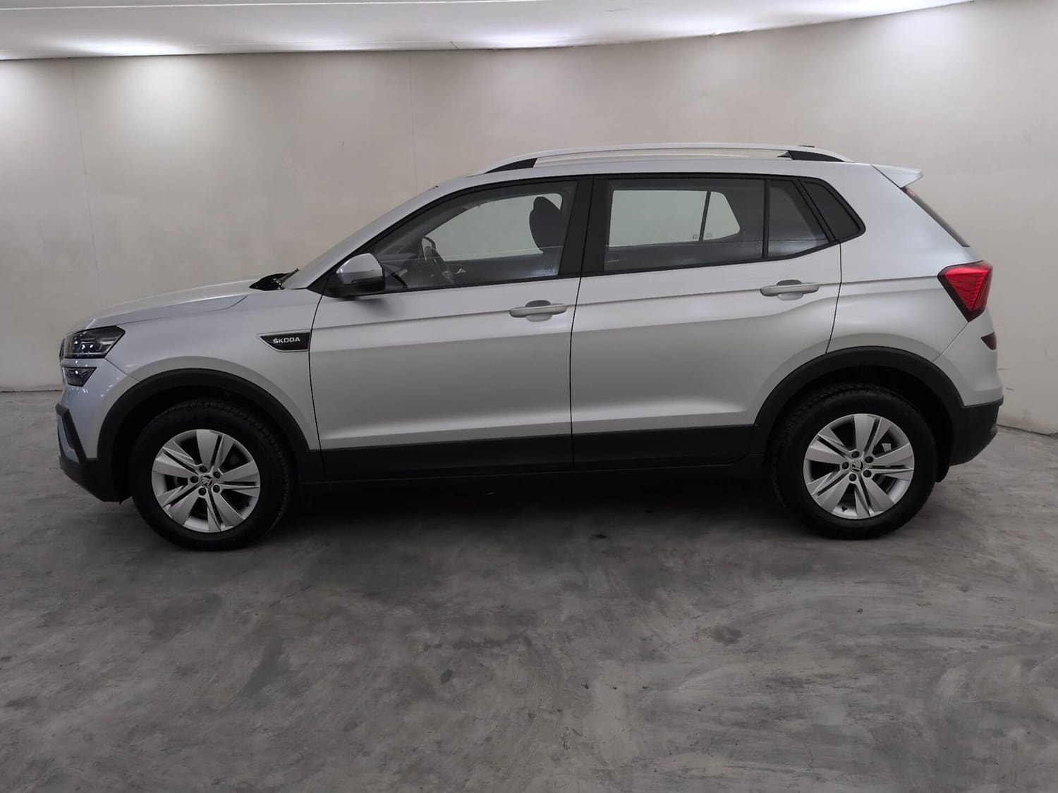 View 2024 Skoda Kushaq Ambition 1.0 TSI MT Image 2 Used 2024 Skoda Kushaq Ambition 1.0 TSI MT Image 2