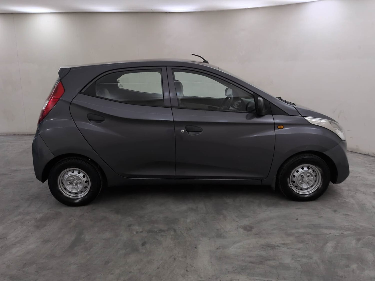 View 2017 Hyundai EON Era Plus Image 6 Used 2017 Hyundai EON Era Plus Image 6
