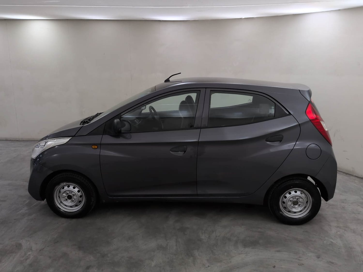 View 2017 Hyundai EON Era Plus Image 2 Used 2017 Hyundai EON Era Plus Image 2