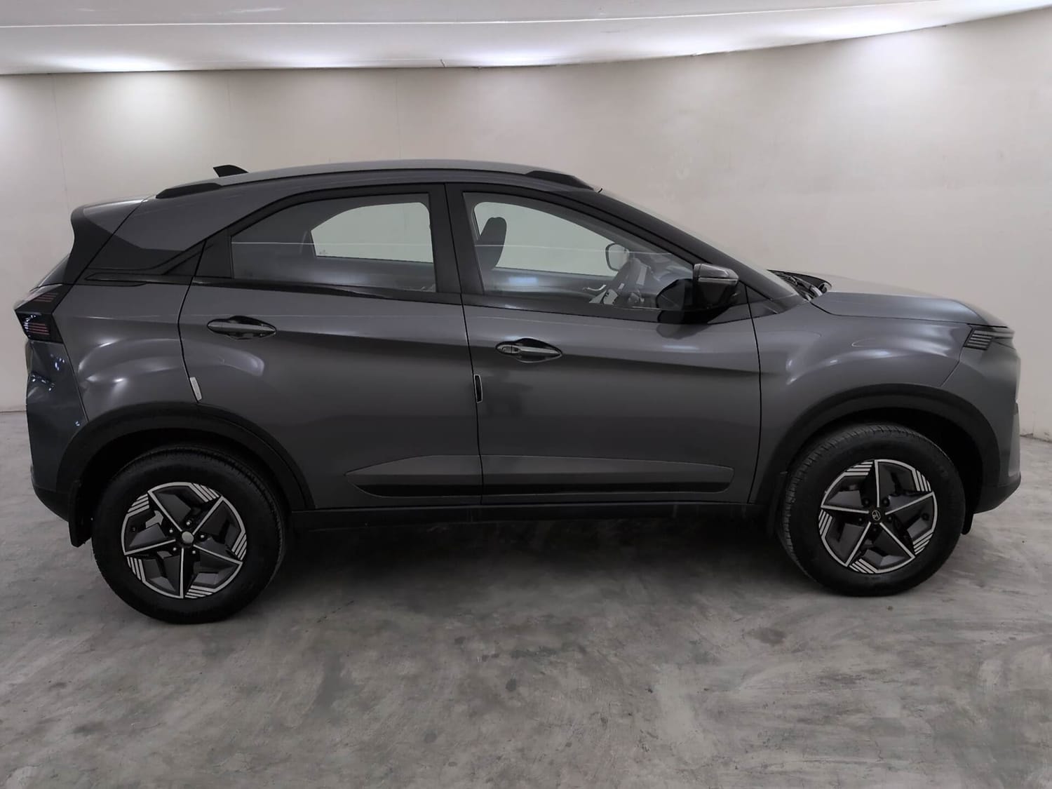 View 2024 Tata Nexon 1.2 Revotron Creative Plus AMT Image 6 Used 2024 Tata Nexon 1.2 Revotron Creative Plus AMT Image 6