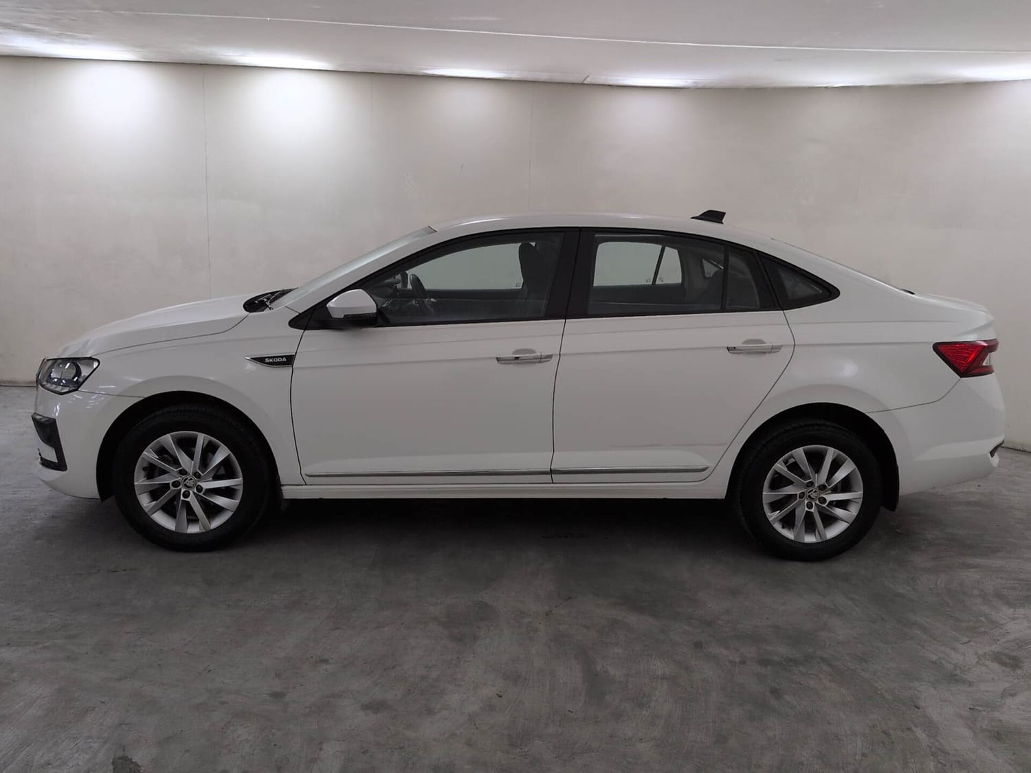 View 2023 Skoda Slavia Ambition 1.0 TSI MT Image 2 Used 2023 Skoda Slavia Ambition 1.0 TSI MT Image 2