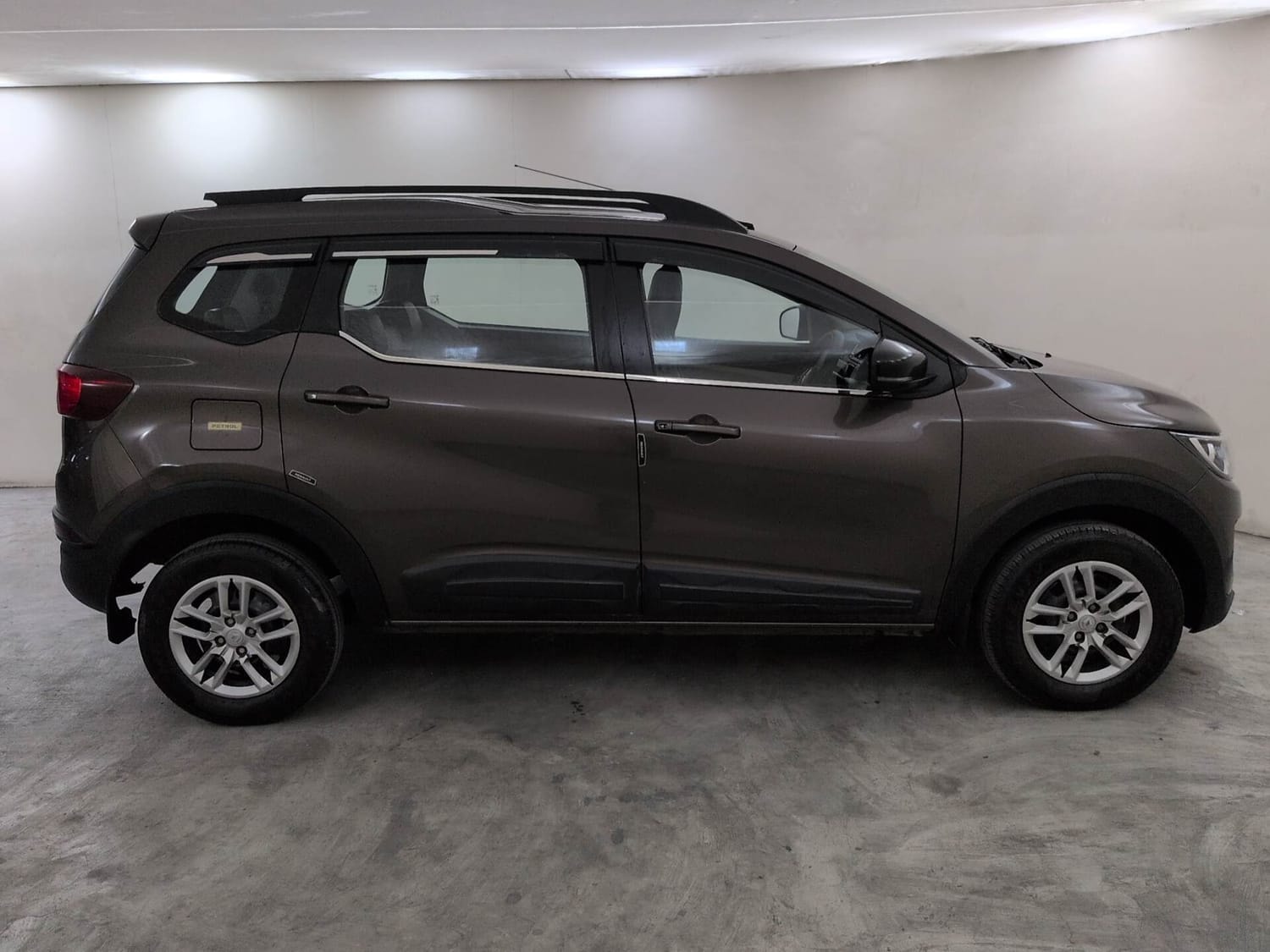 View 2022 Renault Triber RXT Image 6 Used 2022 Renault Triber RXT Image 6