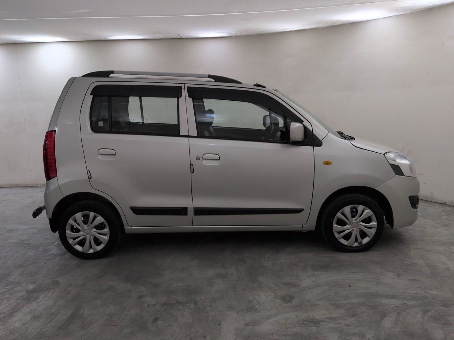 View 2018 Maruti Suzuki Wagon R VXI AMT Optional Image 6 Used 2018 Maruti Suzuki Wagon R VXI AMT Optional Image 6