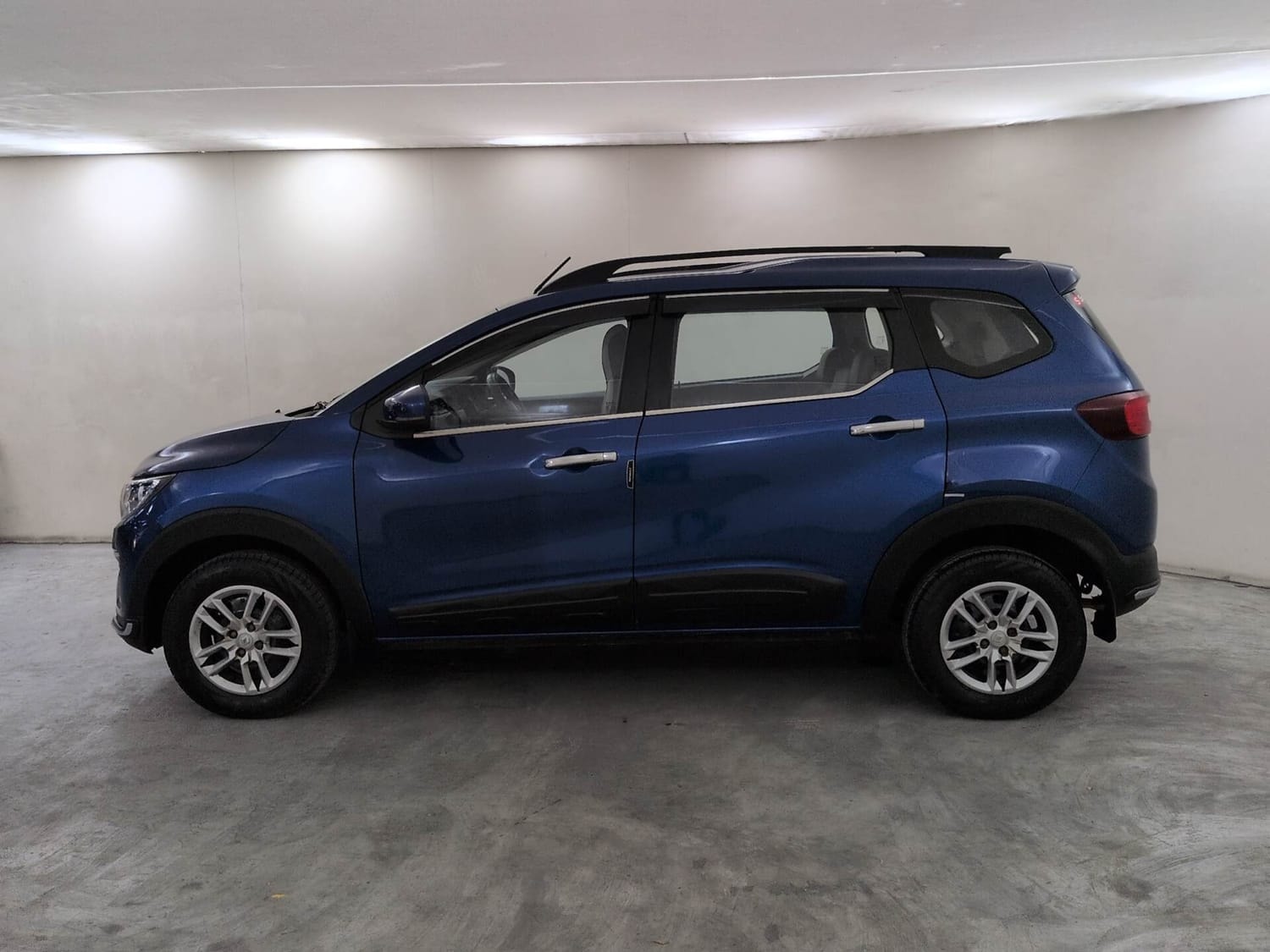 View 2021 Renault Triber RXT Image 2 Used 2021 Renault Triber RXT Image 2