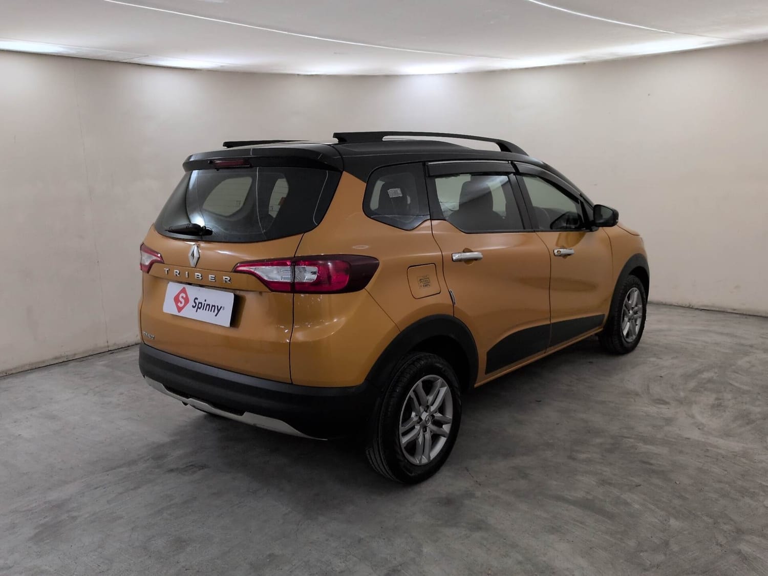 View 2022 Renault Triber RXZ Dual Tone Image 5 Used 2022 Renault Triber RXZ Dual Tone Image 5