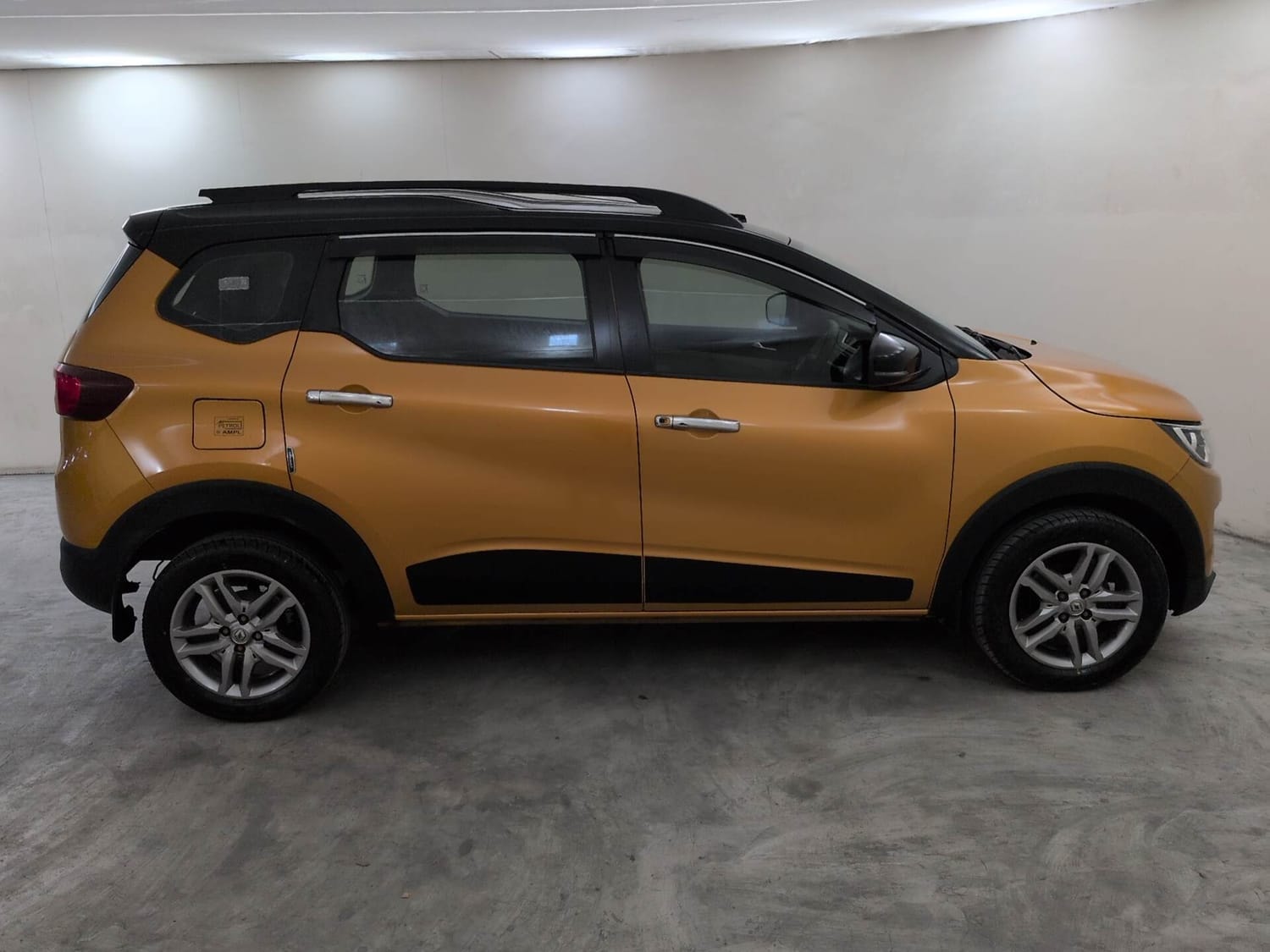 View 2022 Renault Triber RXZ Dual Tone Image 6 Used 2022 Renault Triber RXZ Dual Tone Image 6
