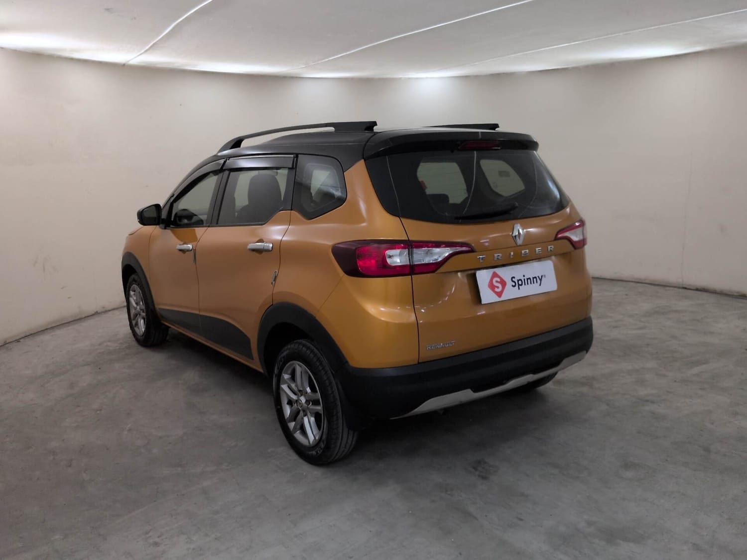 View 2022 Renault Triber RXZ Dual Tone Image 3 Used 2022 Renault Triber RXZ Dual Tone Image 3