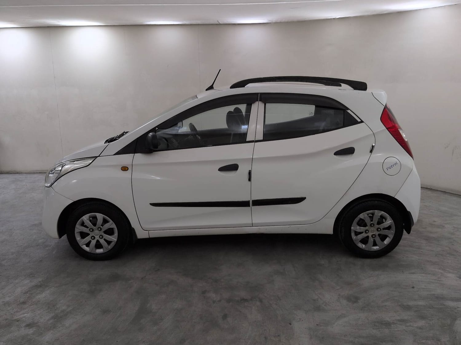 View 2016 Hyundai EON Magna Plus (O) Image 2 Used 2016 Hyundai EON Magna Plus (O) Image 2