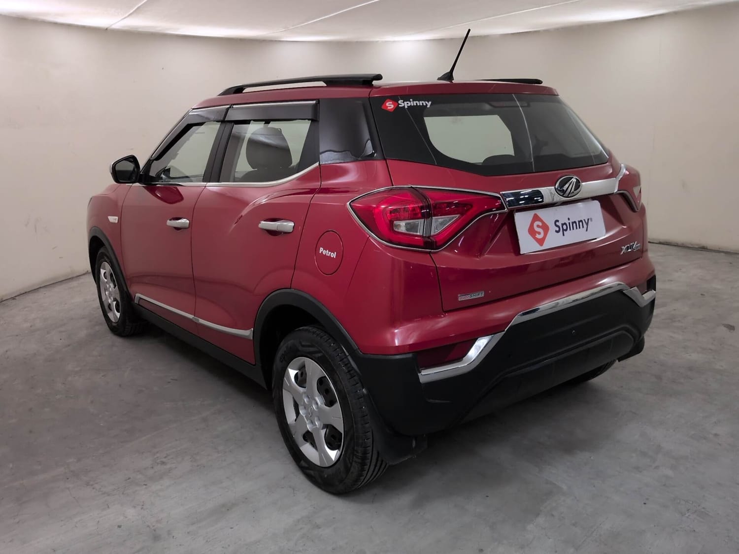 View 2022 Mahindra XUV300 W6 AMT Petrol Image 3 Used 2022 Mahindra XUV300 W6 AMT Petrol Image 3