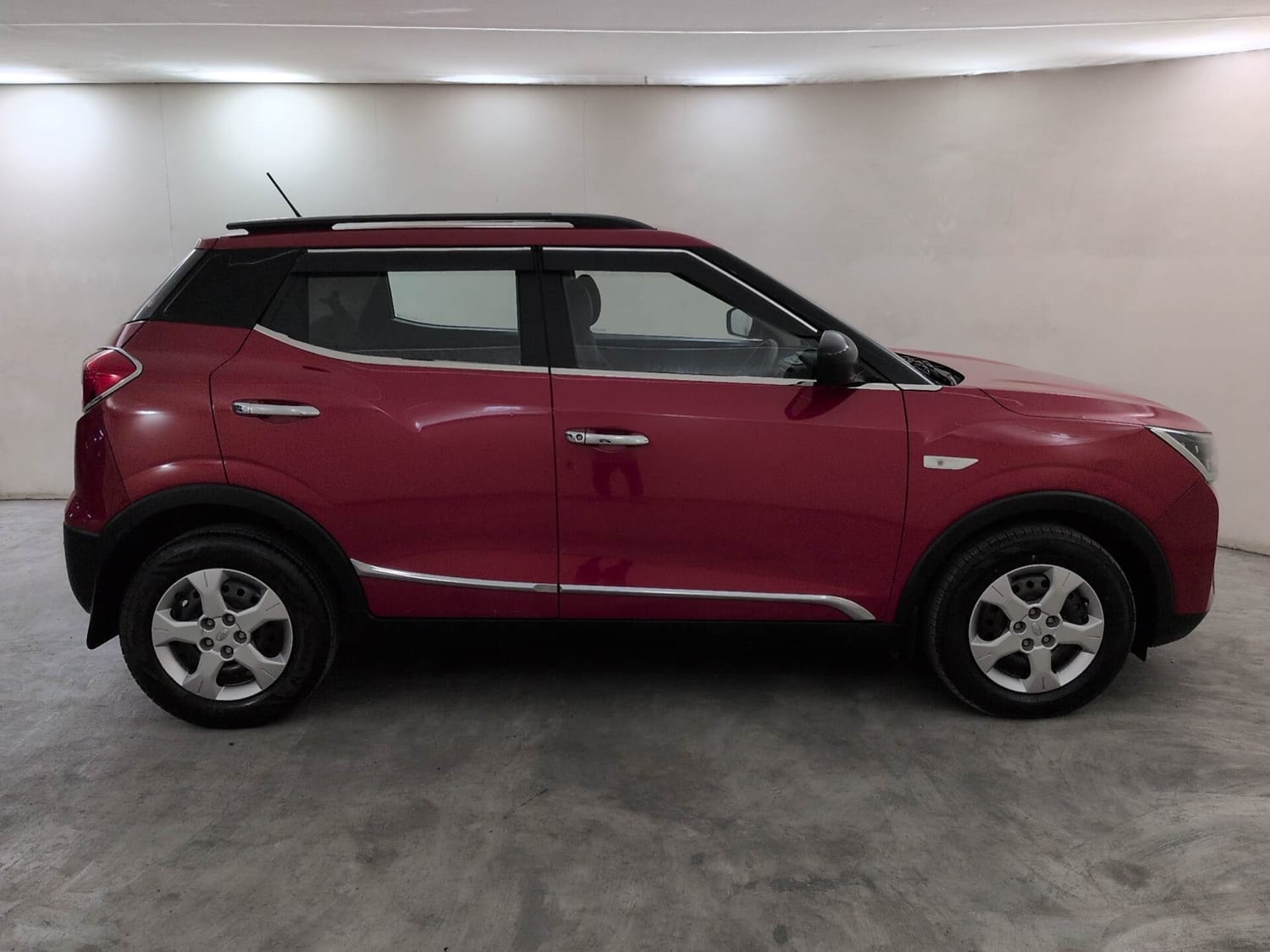 View 2022 Mahindra XUV300 W6 AMT Petrol Image 6 Used 2022 Mahindra XUV300 W6 AMT Petrol Image 6