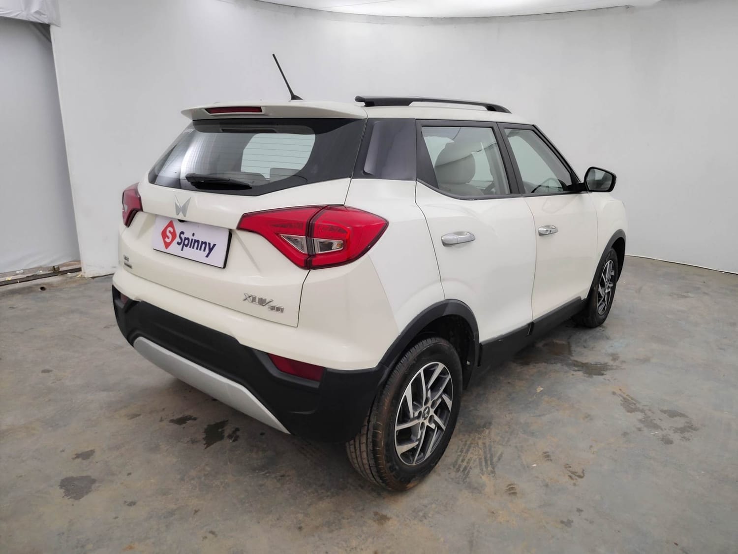 View 2023 Mahindra XUV300 W8 (O) AMT Image 5 Used 2023 Mahindra XUV300 W8 (O) AMT Image 5