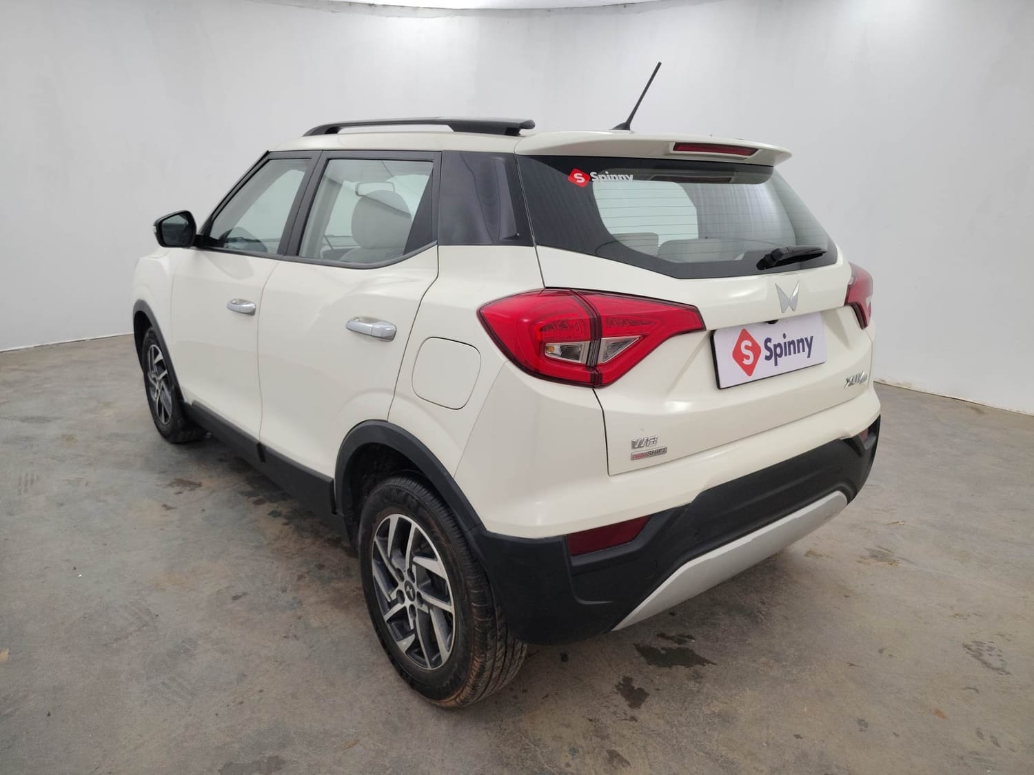 View 2023 Mahindra XUV300 W8 (O) AMT Image 3 Used 2023 Mahindra XUV300 W8 (O) AMT Image 3