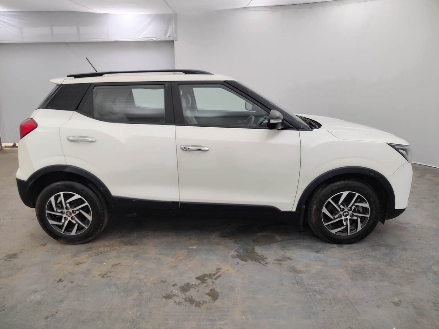 View 2023 Mahindra XUV300 W8 (O) AMT Image 6 Used 2023 Mahindra XUV300 W8 (O) AMT Image 6