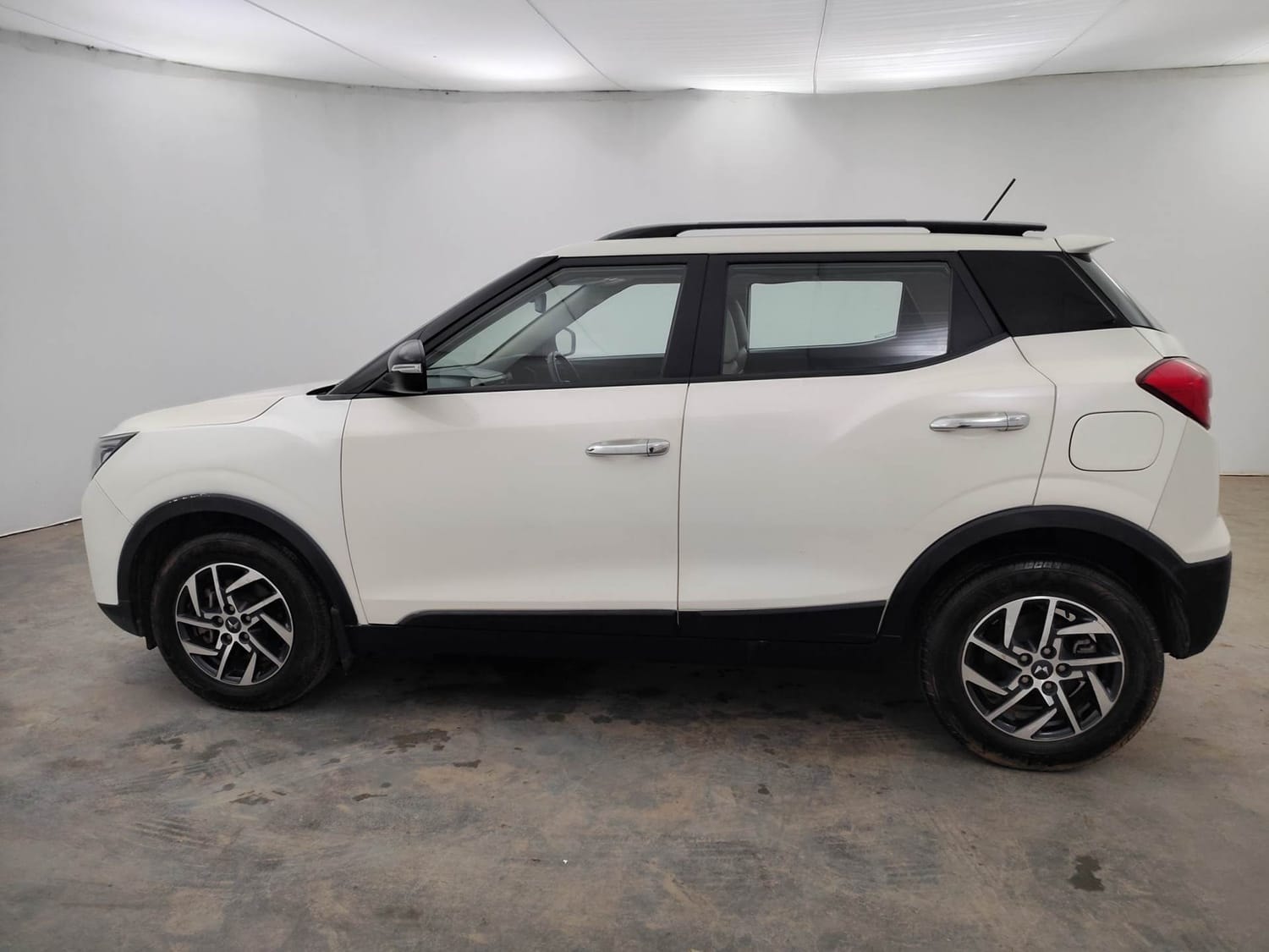 View 2023 Mahindra XUV300 W8 (O) AMT Image 2 Used 2023 Mahindra XUV300 W8 (O) AMT Image 2