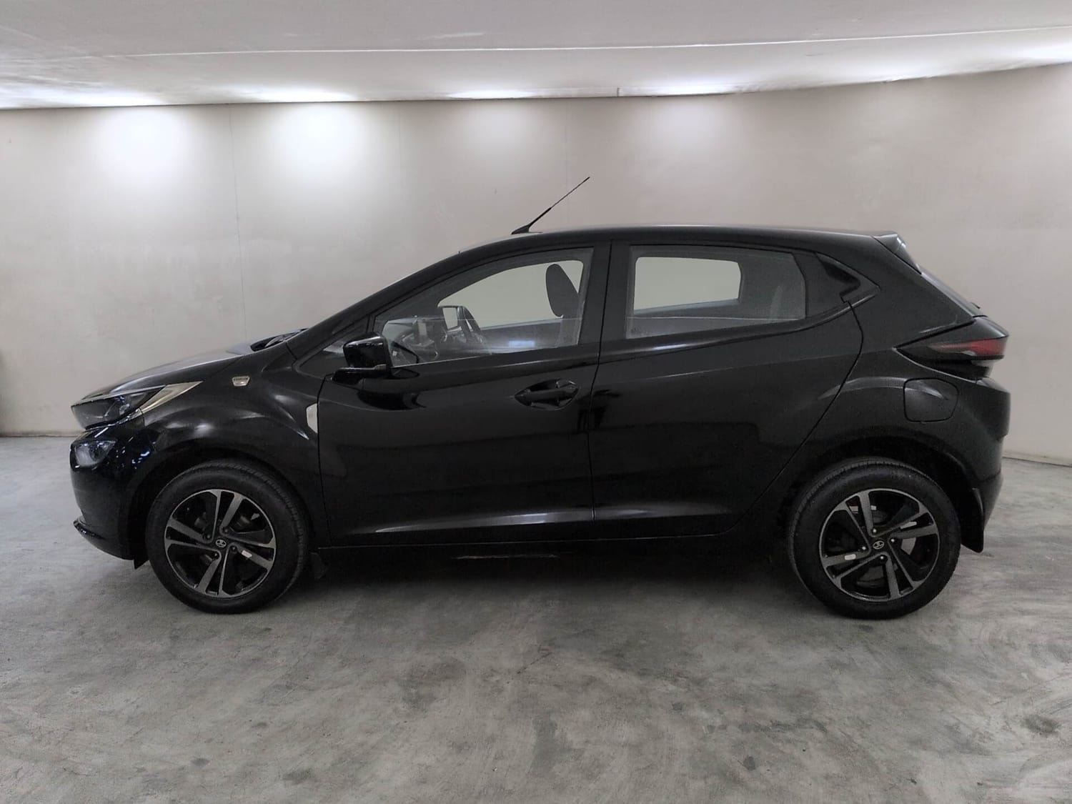 View 2022 Tata Altroz XZ Plus Dark Petrol Image 2 Used 2022 Tata Altroz XZ Plus Dark Petrol Image 2