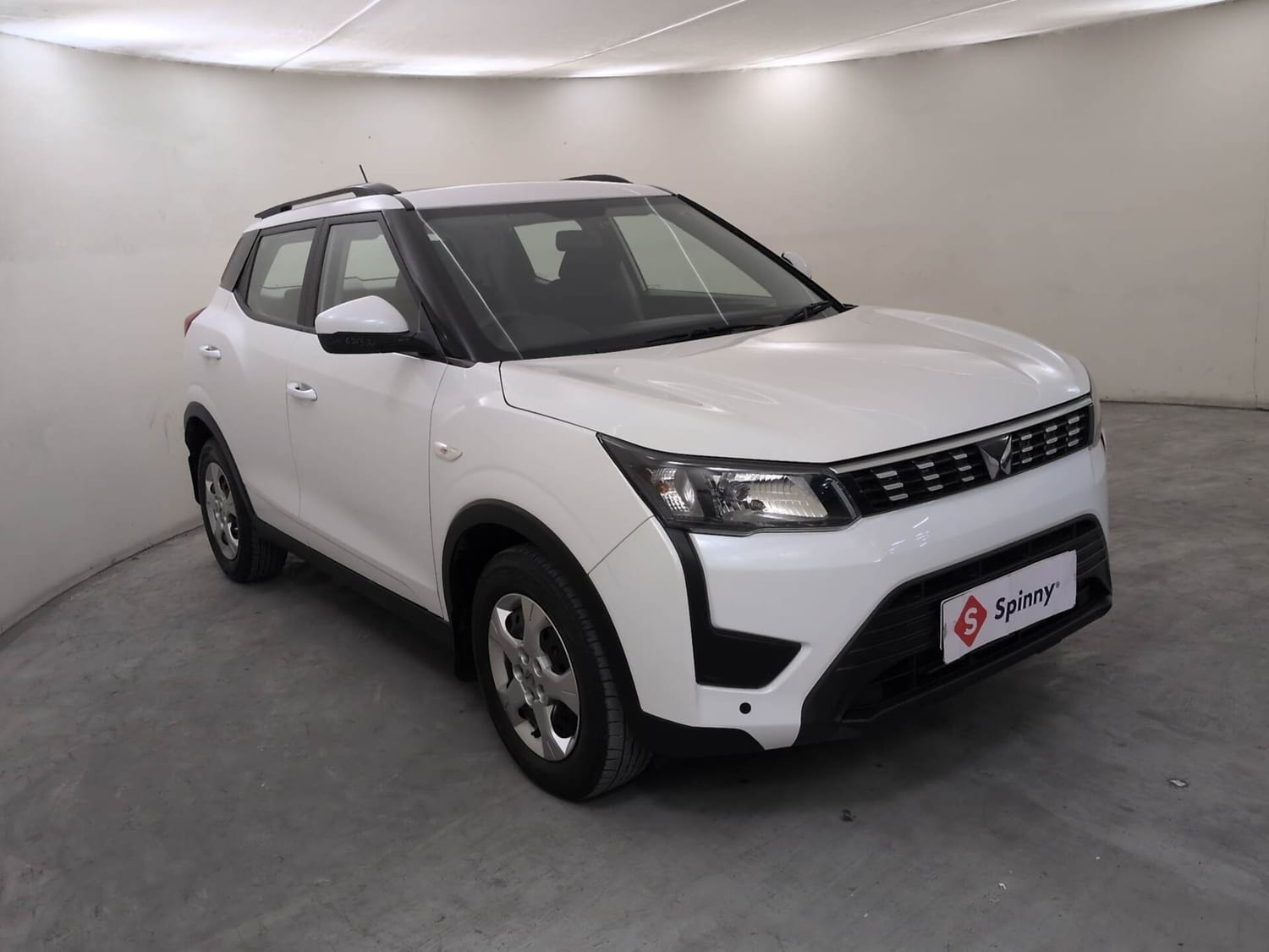 View 2024 Mahindra XUV300 W6 AMT Petrol Image 7 Used 2024 Mahindra XUV300 W6 AMT Petrol Image 7