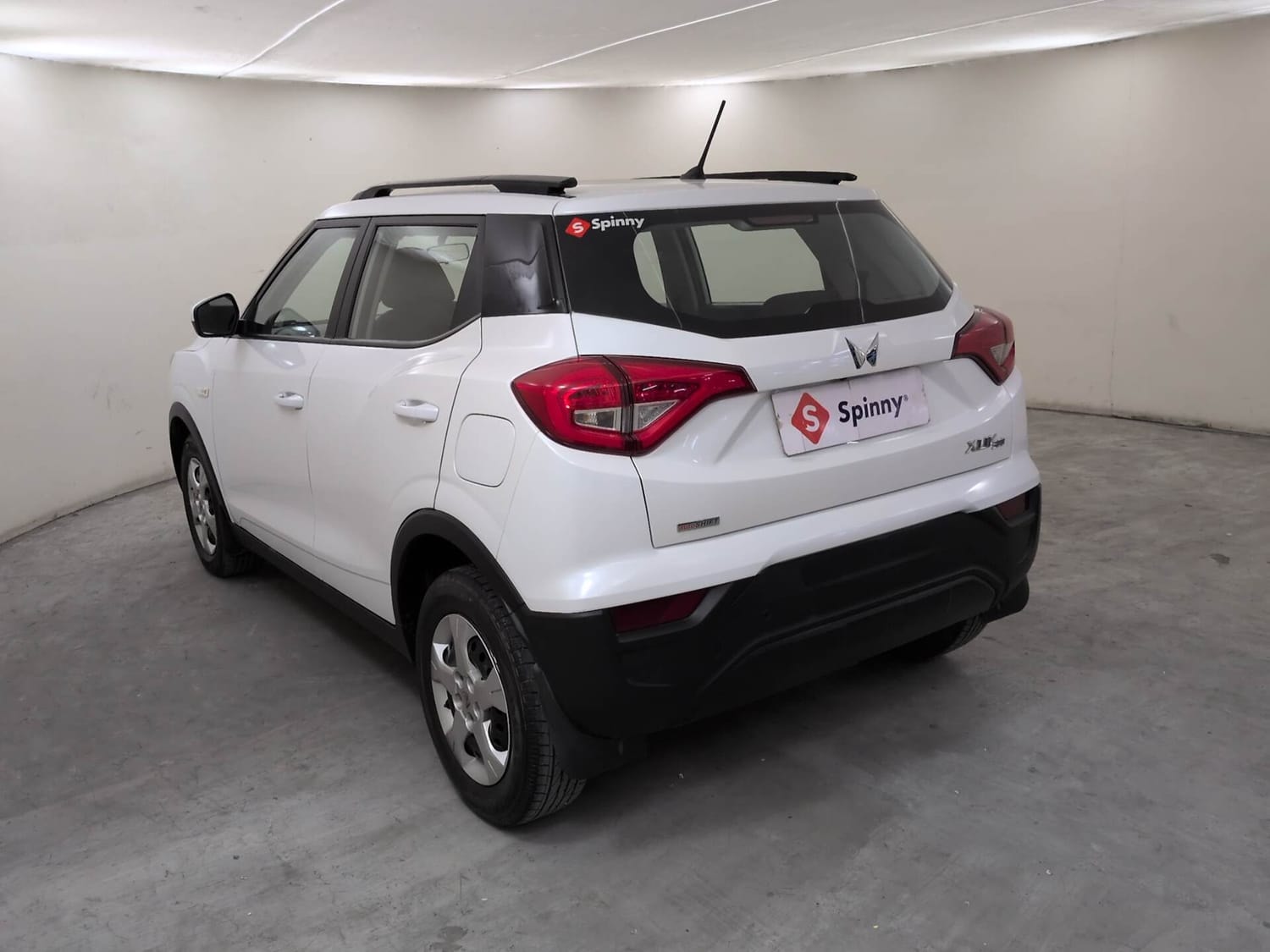 View 2024 Mahindra XUV300 W6 AMT Petrol Image 3 Used 2024 Mahindra XUV300 W6 AMT Petrol Image 3