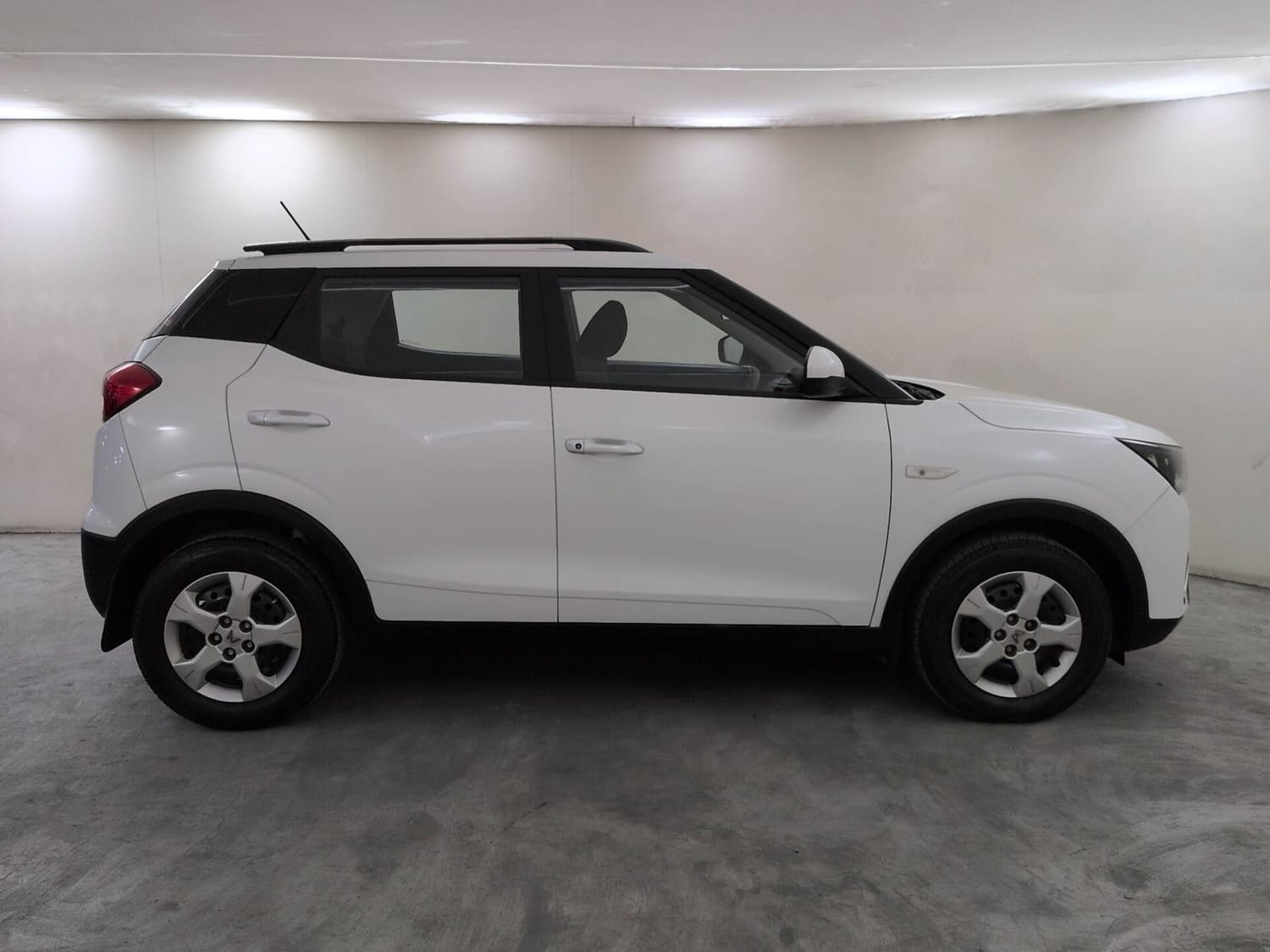 View 2024 Mahindra XUV300 W6 AMT Petrol Image 6 Used 2024 Mahindra XUV300 W6 AMT Petrol Image 6